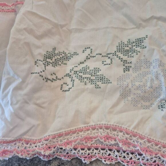 Pillowcases (2), White Cotton, Vintage Pink Variegated Crochet Cross Stitch Star - Picture 3 of 14